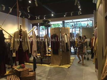 कस्टम लकड़ी प्रदर्शन ठंडे बस्ते और परिधान दुकानें / वाइन स्टोर / मॉल के लिए खड़ा है