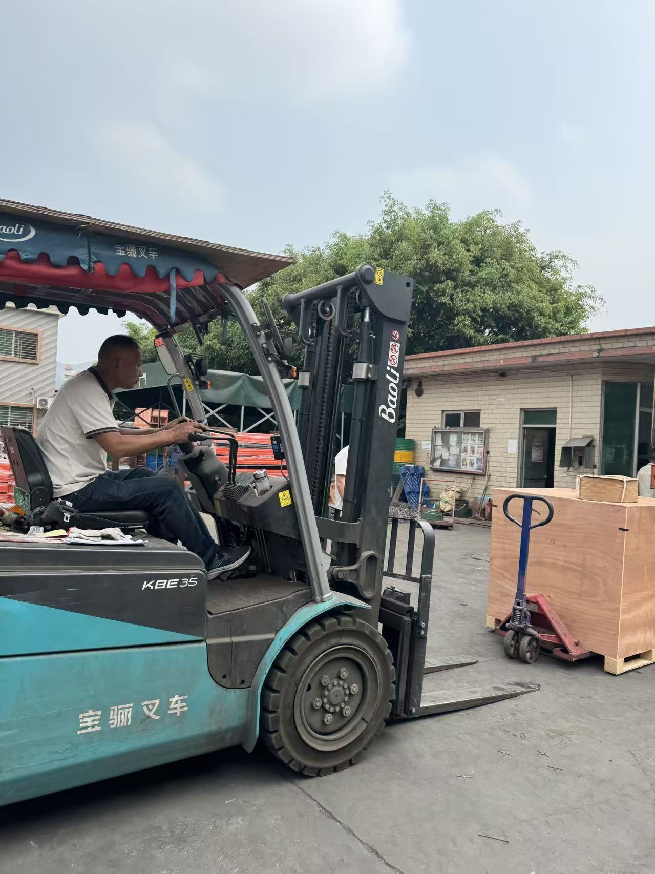 नवीनतम कंपनी ब्लॉग के बारे में वैश्विक डिलीवरी इन एक्शन: मोल्ड स्टोरेज रैक चल रहे हैं