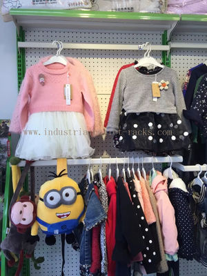 खरीदें दीवार की ओर परिधान प्रदर्शन रैक खुदरा दुकान के लिए धातु सफेद रंग ऑनलाइन निर्माण