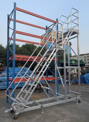 दो स्तरों में 4 मीटर ऊंचाई प्रकाश एल्यूमीनियम सीढ़ी गोदाम शेल्फ रैक के उपयोग के लिए आसान स्थानांतरण